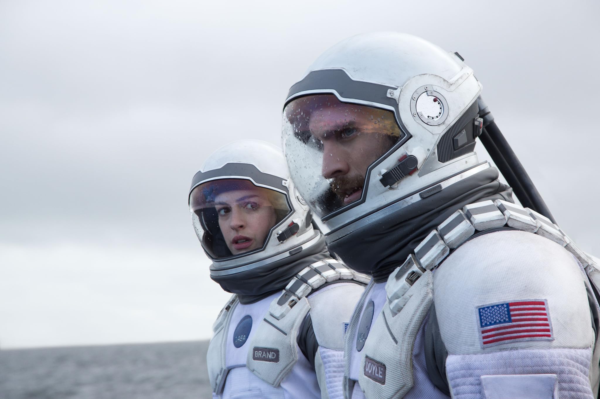 The team racing across the ocean planet while waves threaten the mission